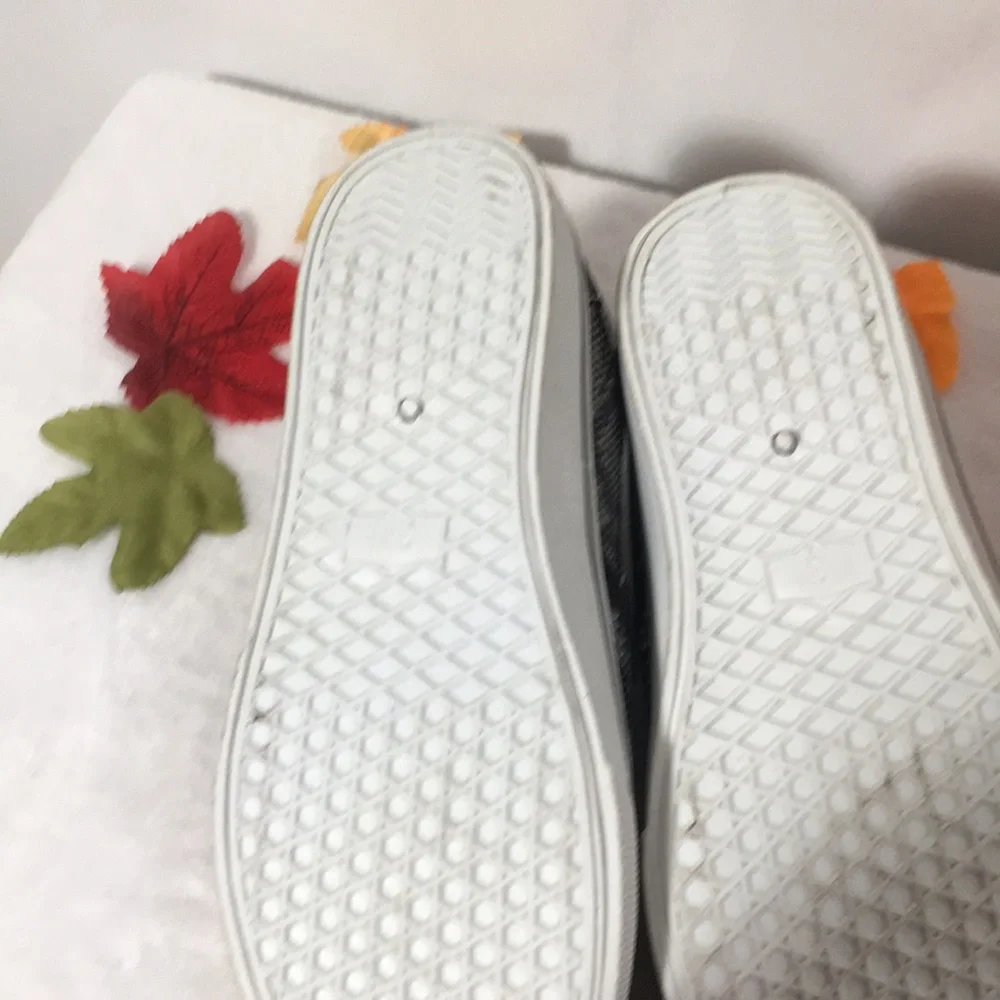 Pink Label girl’s black, grey, & white faux snakeskin slip on sneakers size 3